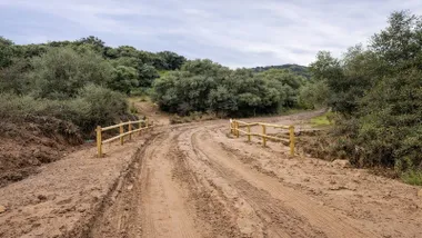 Barro bloqueando la carretera de Jimena.