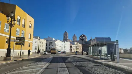 Cielo despejado y azul en el Campo del Sur de Cádiz, con la Catedral al fondo