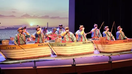 En escenario una agrupación del COAC de Puerto Real en barcas y caracterizados.