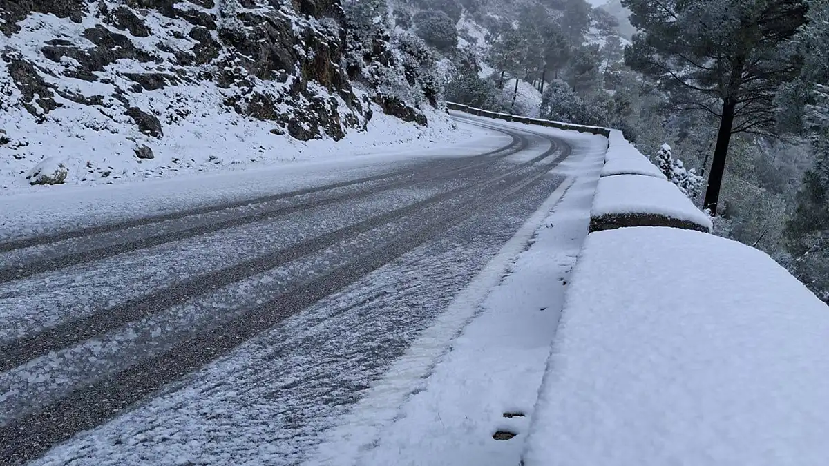 Marcas de la maquinaria pesada empleada para limpiar la nieva de la calzada. Foto: Canal Sierra de Cádiz. 