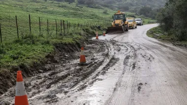 Barro y piedras en la carretera de Benamahoma.