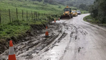Barro y piedras en la carretera de Benamahoma.