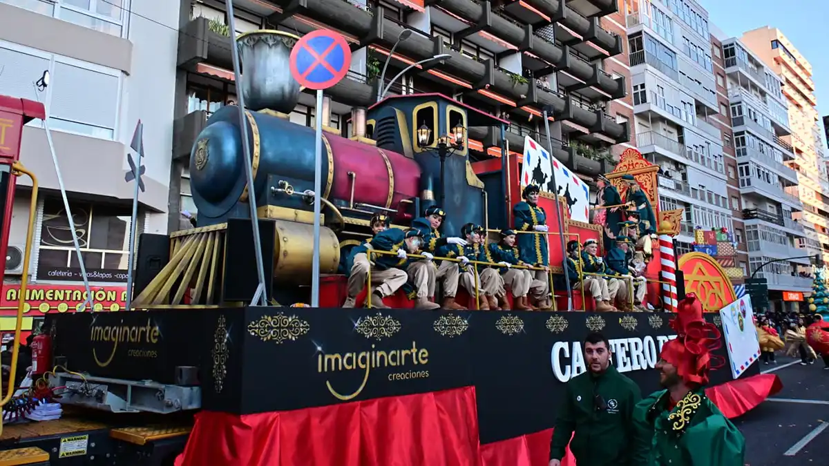 Carroza del Cartero Real con decoración navideña durante la Cabalgata de Reyes Magos.