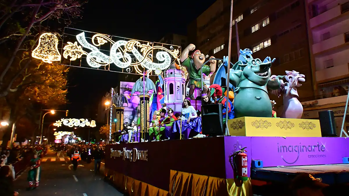 Carroza con elementos arquitectónicos y personajes del Jorobado de Notre Dame desfilando en la Cabalgata.