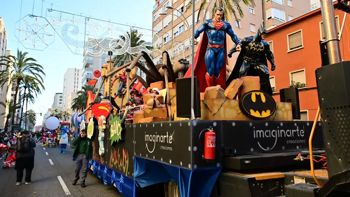 Carroza con figuras de superhéroes avanzando por la calle durante la Cabalgata de Reyes Magos de Cádiz.