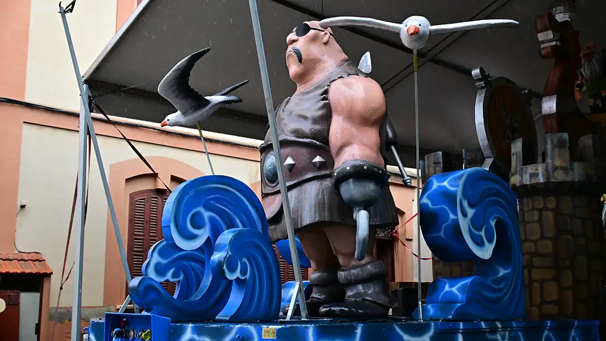 Una de las carrozas lleva detalles vikingos. Foto: Eulogio García.