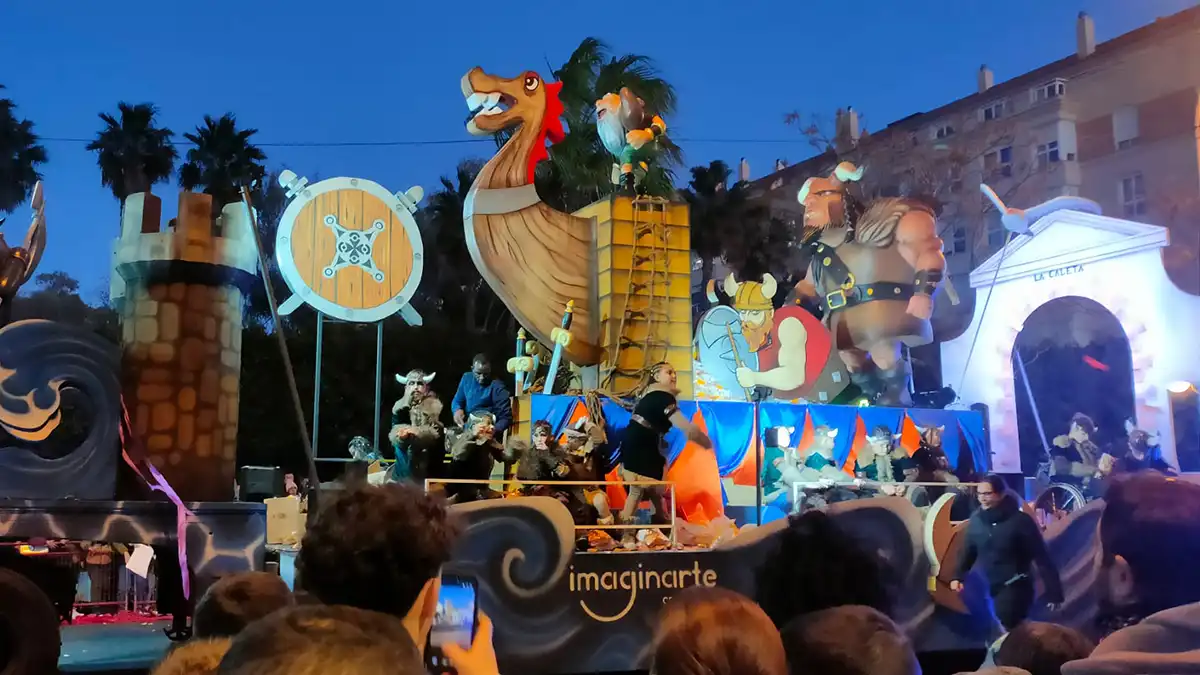 Carroza con un barco vikingo con participantes durante la Cabalgata de Reyes Magos de Cádiz.