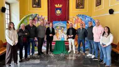 El alcalde en el salón junto al cartel del Carnaval de Chiclana y representantes y organizadores.