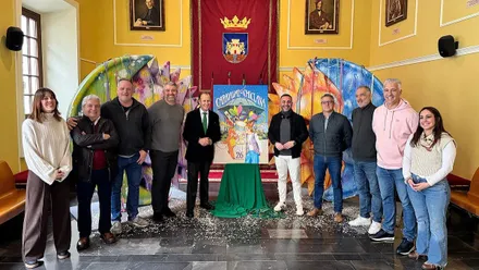 El alcalde en el salón junto al cartel del Carnaval de Chiclana y representantes y organizadores.