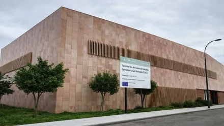 Fachada del Centro de Salud de Camposoto, aún cerrado.