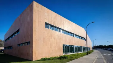 Fachada del centro de salud de Camposoto.