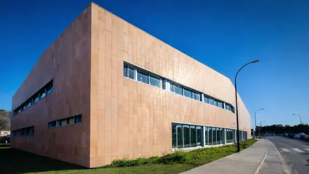 Fachada del centro de salud de Camposoto.