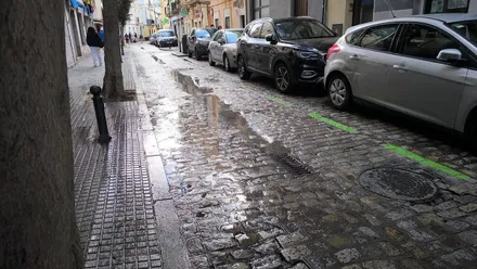 Los charcos y las consecuencias por la intensa lluvia de ayer aún se dejaban notar esta mañana en Cádiz. Foto: José Luis Porquicho Prada.