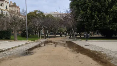Charcos en la Plaza de España de Cádiz con las lluvias de estos días. Foto: Eulogio García.