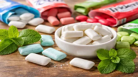 Chicles sobre una mesa de diferentes colores y sabores.