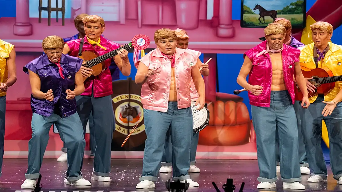 La comparsa de Bienvenido pone el broche de oro a una noche típica de preliminares