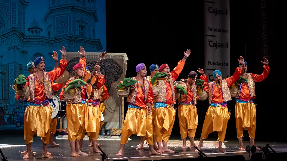 La chirigota 'Una Chirigota encantadora' durante su actuación en esta semifinal del COAC juvenil 2026. Foto. José María Reyna.