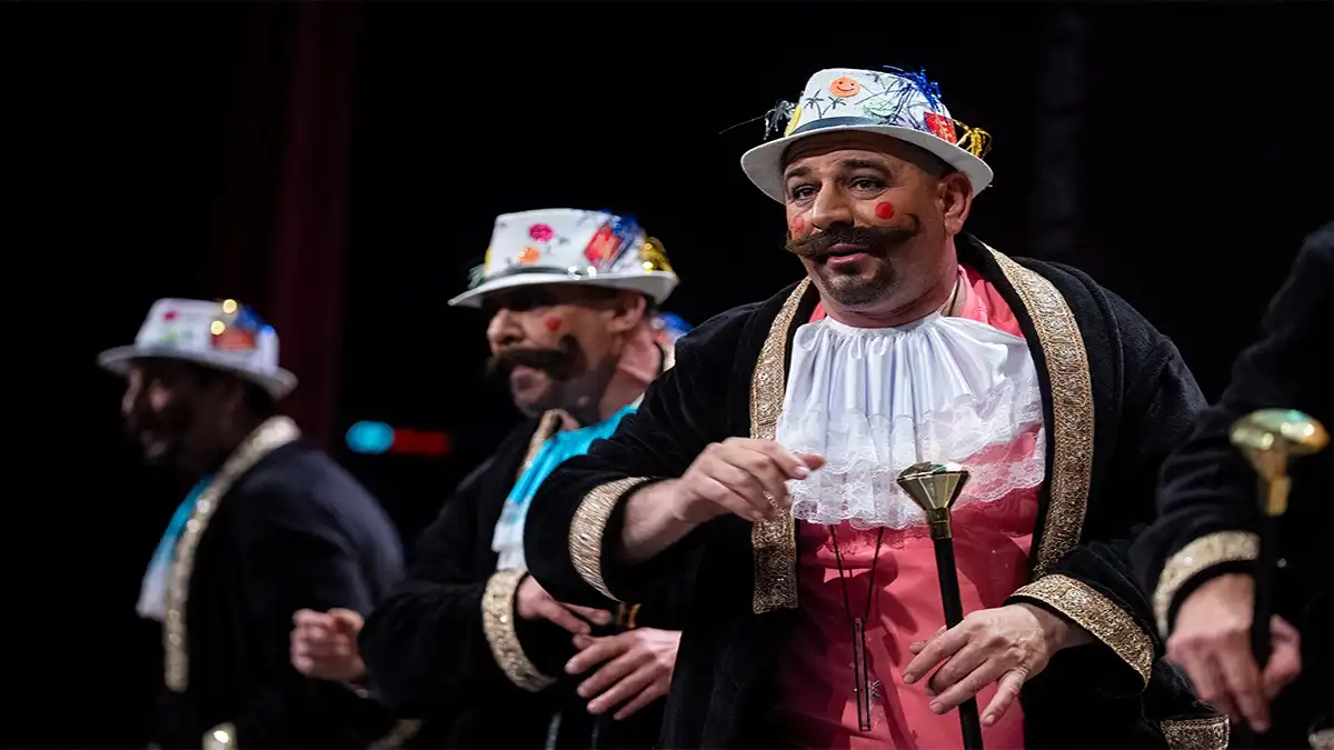 La chirigota de ‘Bizcocho’ sobresale en una noche de regresos en la penúltima preliminar