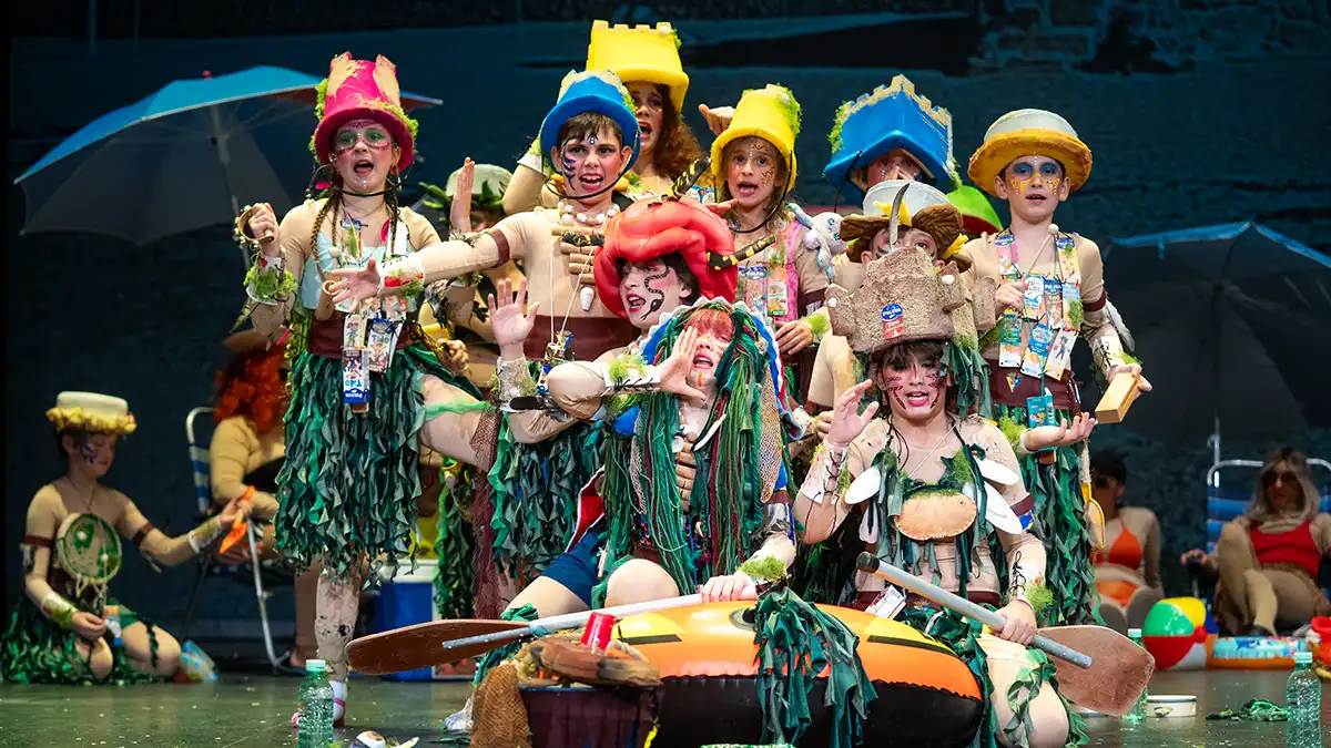 La chirigota gaditana 'La tribu caletera' en su actuación en esta semifinal del COAC infantil. Foto: José María Reyna.