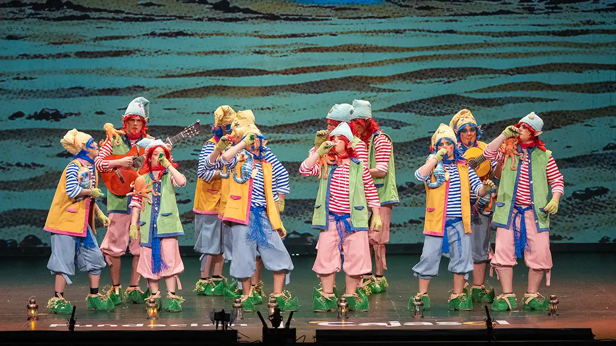 'Los duendecillos de los dos castillos' durante su actuación en esta primera semifinal de juveniles. Foto: José María Reyna.