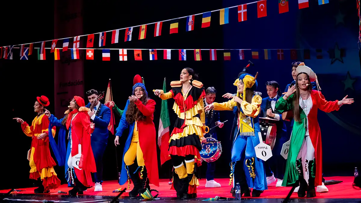 La chirigota 'Las eurovisivas' ha abierto el COAC juvenil. Foto: José María Reyna.