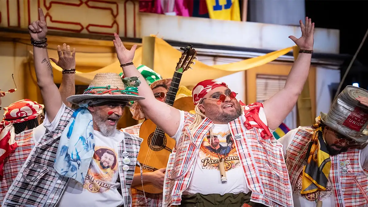 La comparsa de Bienvenido pone el broche de oro a una noche típica de preliminares