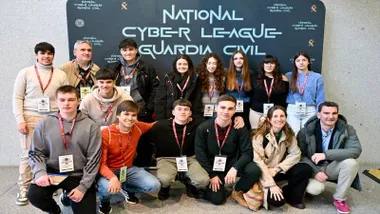 Chicos y chicas posando que participaron en la anterior edición.