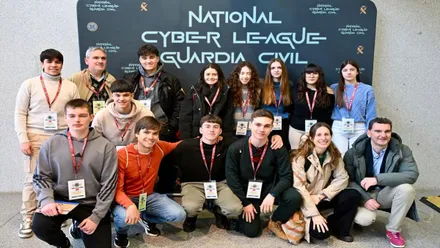 Chicos y chicas posando que participaron en la anterior edición.