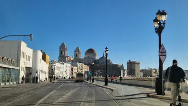 Cielo azulísimo en el Campo del Sur de Cádiz en este Dia de Reyes frío, con un hombre muy abrigado circulando en su patienete eléctrico.