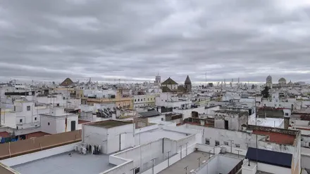 Cielo nublado en Cádiz este 8 de enero. Foto: José Luis Porquicho Prada.