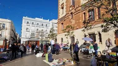 Cielos despejados en esta jornada de baratillo dominical en Cádiz. Foto: José Luis Porquicho Prada.