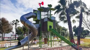 Resbaladera de color verde en la "Ciudad de los Niños".