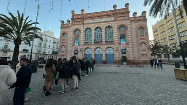 Cola en el Falla antes de que comience la primera función del COAC 2026. Foto: Carlos Sacaluga