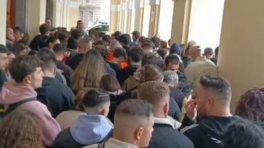 Cola en los bajos del Ayuntamiento para comprar las entradas de la Final del COAC 2026.