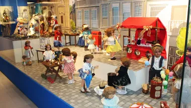 Muñecas de diferentes tamaños y material expuestas en Chiclana.