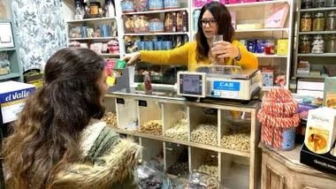 Dependienta en una semillería de Rota atiende a una cliente.