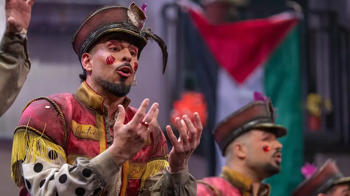 Comparsa La Palabra de Cádiz en preliminares con la bandera de Palestina en su forillo. Foro: José María Reyna.