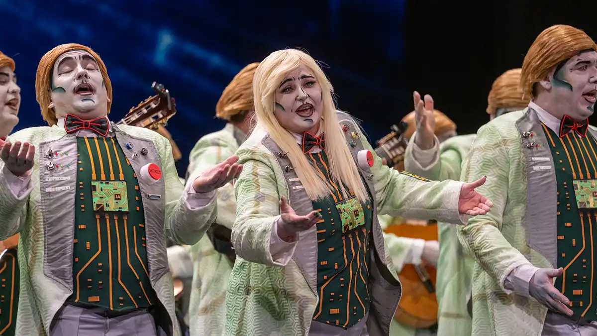 La comparsa de Los Barrios 'Los Artificiales' durante su actuación en preliminares. Foto: Jose María Reyna.