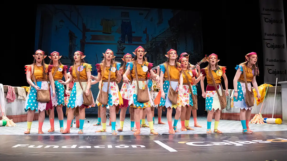 La comparsa chiclanera 'Las traviesas' durante su actuación. Foto: José María Reyna.