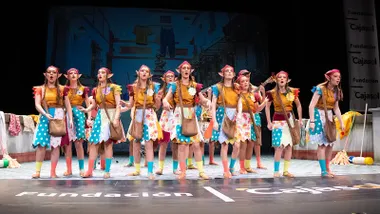 La comparsa chiclanera 'Las traviesas' durante su actuación. Foto: José María Reyna.