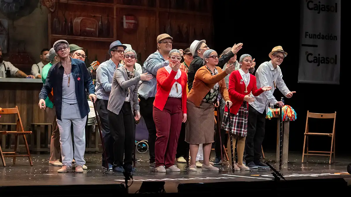 La comparsa 'Más tipico no lo hay' abrió esta segunda semifinal del COAC 2026 juvenil. Foto: José María Reyna.