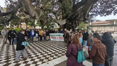 Medio centenar de personas han participado en la concentración de la Apdha en recuerdo de las tres personas sin hogar fallecidas en Cádiz en lo que va de año. Foto Eulogio García.