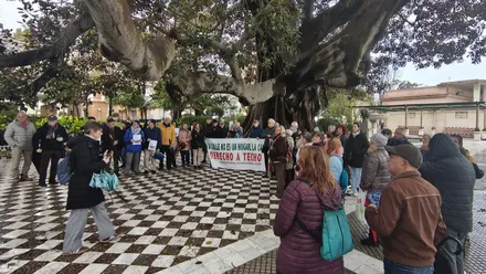 Medio centenar de personas han participado en la concentración de la Apdha en recuerdo de las tres personas sin hogar fallecidas en Cádiz en lo que va de año. Foto Eulogio García.