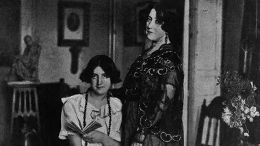 Foto de Concha Espina junto a su hija, en blanco y negro.