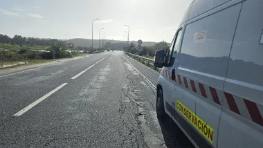 Vehículo de conservación de carreteras en una via de la provincia