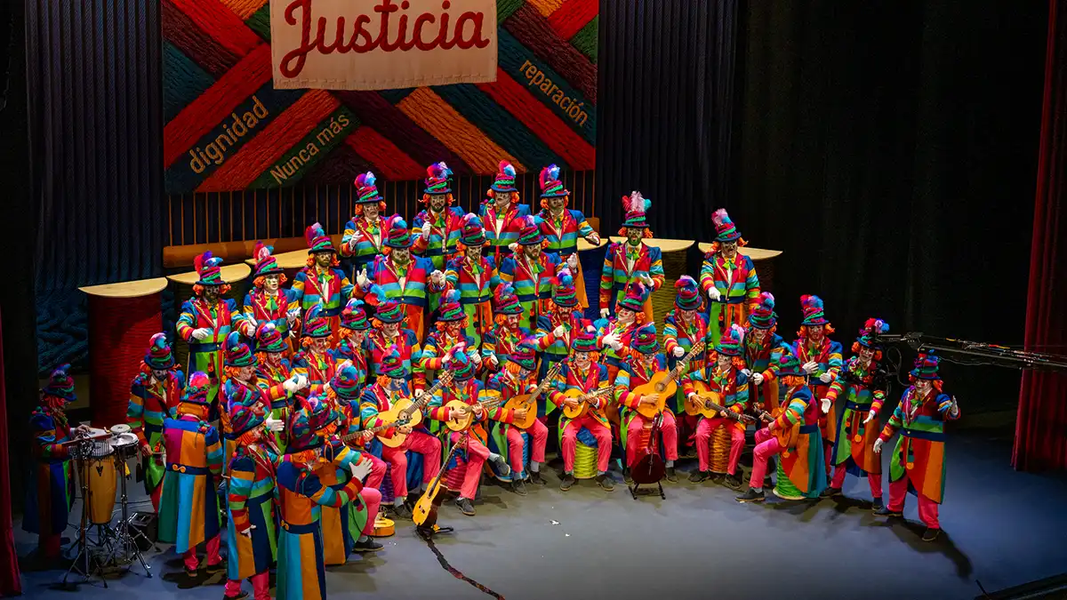 El coro de Ceuta 'Al lío' durante su pase de preliminares. Foto: José María Reyna (Gabinete de Prensa Ayuntamiento de Cádiz).