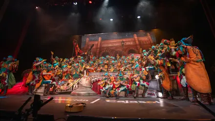 El coro 'El sindicato' también tuvo un recuerdo para El Ensaladilla en s pase de preliminares del COAC 2026 dejando una bandurria sobre el escenario. Foto: José María Reyna.