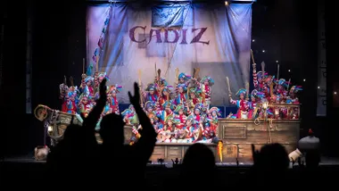 El coro 'La perla de Cádiz' al final de su actuación que cerró esta cuarta semifinal del COAC infantil 2026. Foto: José María Reyna