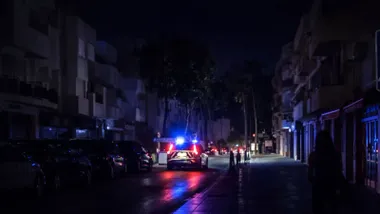 Coche patrulla en una calle a oscuras en Sanlúcar.