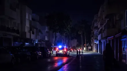 Coche patrulla en una calle a oscuras en Sanlúcar.